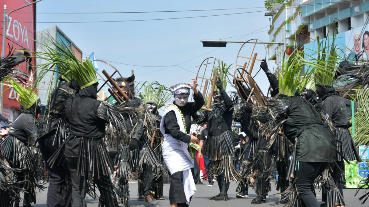 Para seniman menampilkan tarian Jurig Sarengseng saat gelaran Kirab Budaya Janur di Jalan Letjen Soewarto Kota Banjar Sabtu 24 Februari 2024. Seni dari bambu ini dibuat warga oleh Desa Binangun. (Cecep Herdi/Jabar Ekspres)
