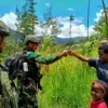 Akrab. Anggota Rider 323 BP/Kostrad namoak akrab dengam warga dan anak setempat di Kampung Wako, Distrik Ilaga, Kabupaten Puncak, Papua. (ISTIMEWA)