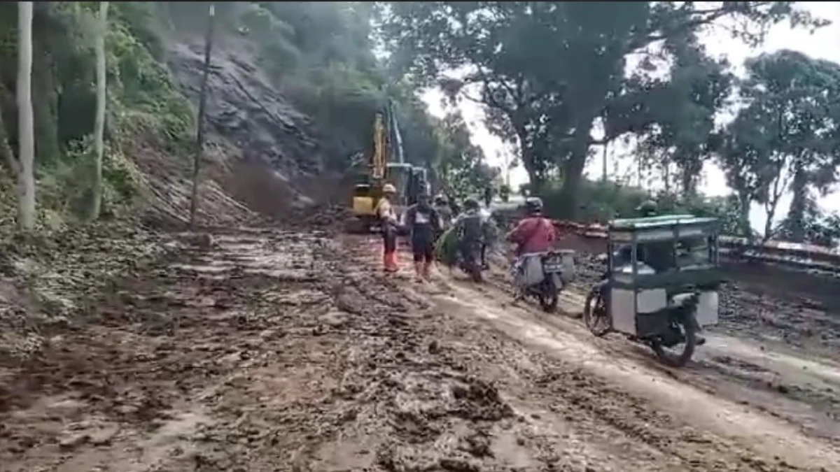 Lokasi longsor di ruas Jalan Raya Cipatat-Saguling, Kabupaten Bandung Barat. Jumat (23/2). Foto Jabarekspres