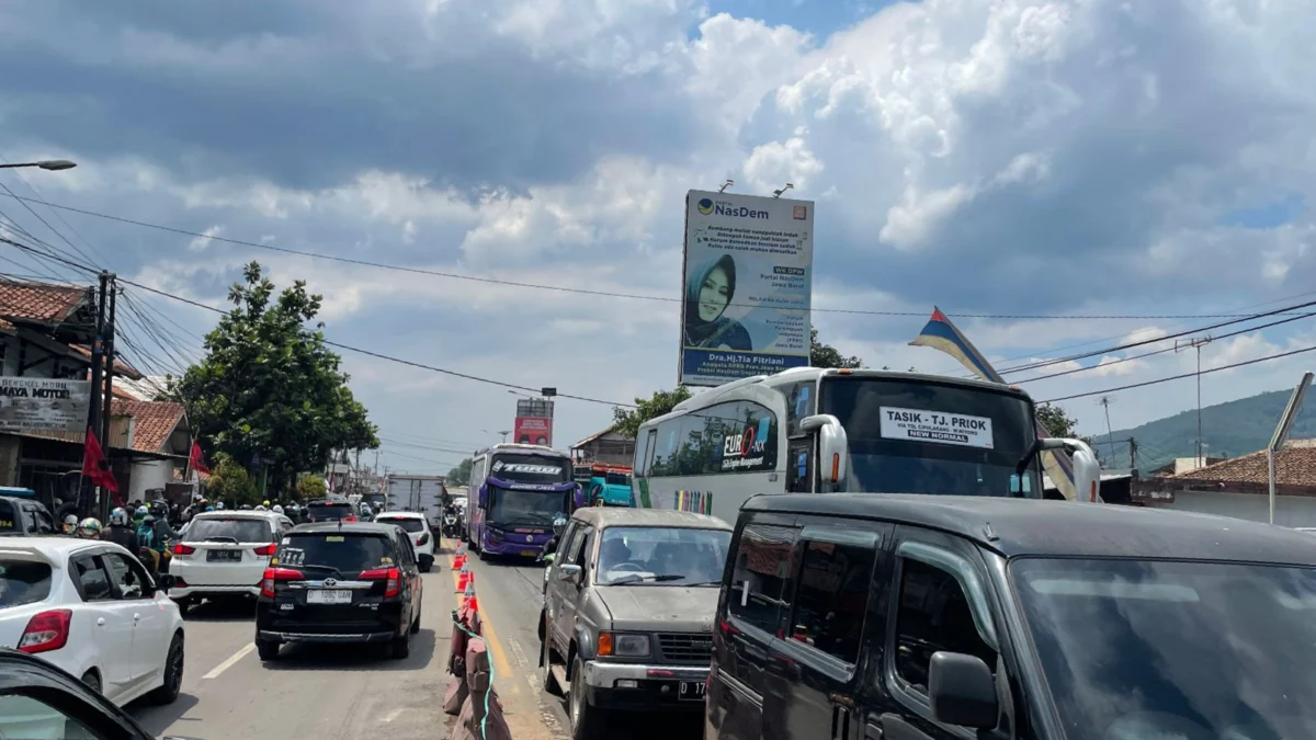 Kemacetan Panjang di Ruas Jalur Nagreg adanya kampanye akbar paslon nomot urut 1. Foto Agi Jabar Ekspres