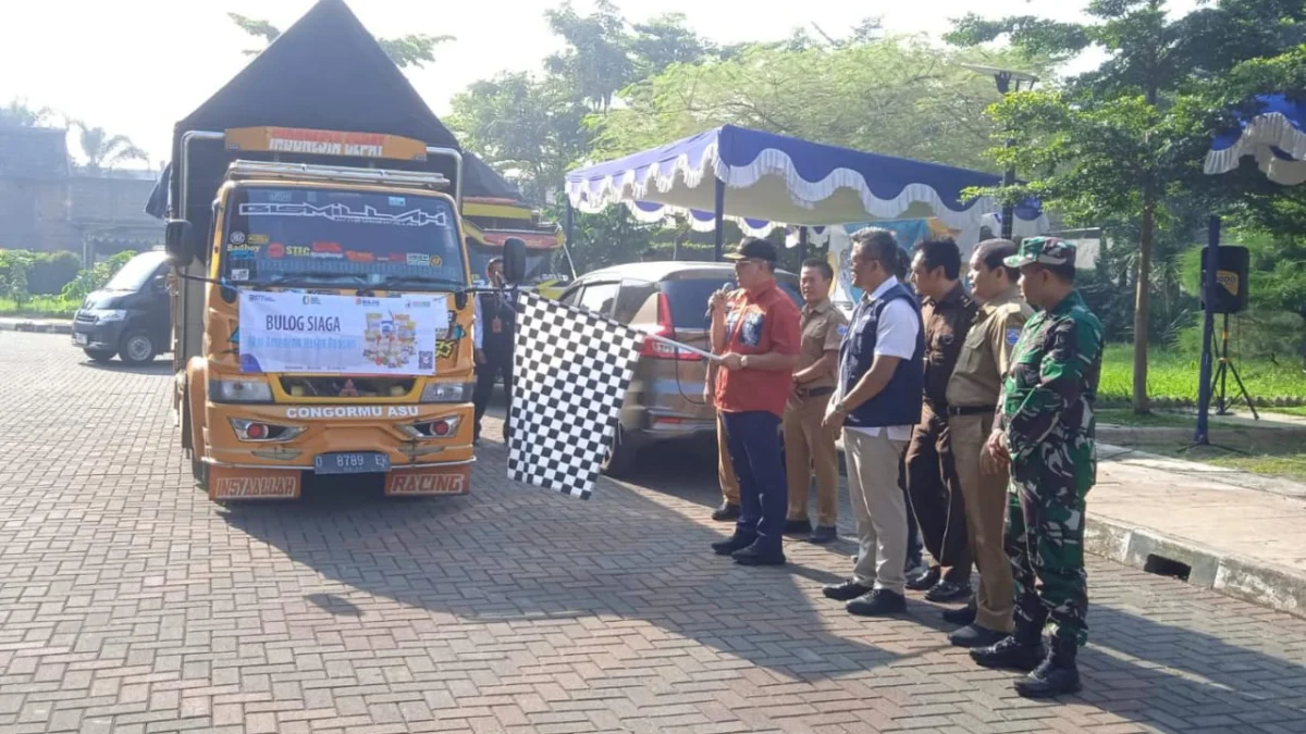 Doc. Operasi Pangan Murah (OPM) Dibuka Oleh Pj Wali Kota Cimahi, Dicky Saromi di Lapangan Techno Park Kota Cimahi (mong)
