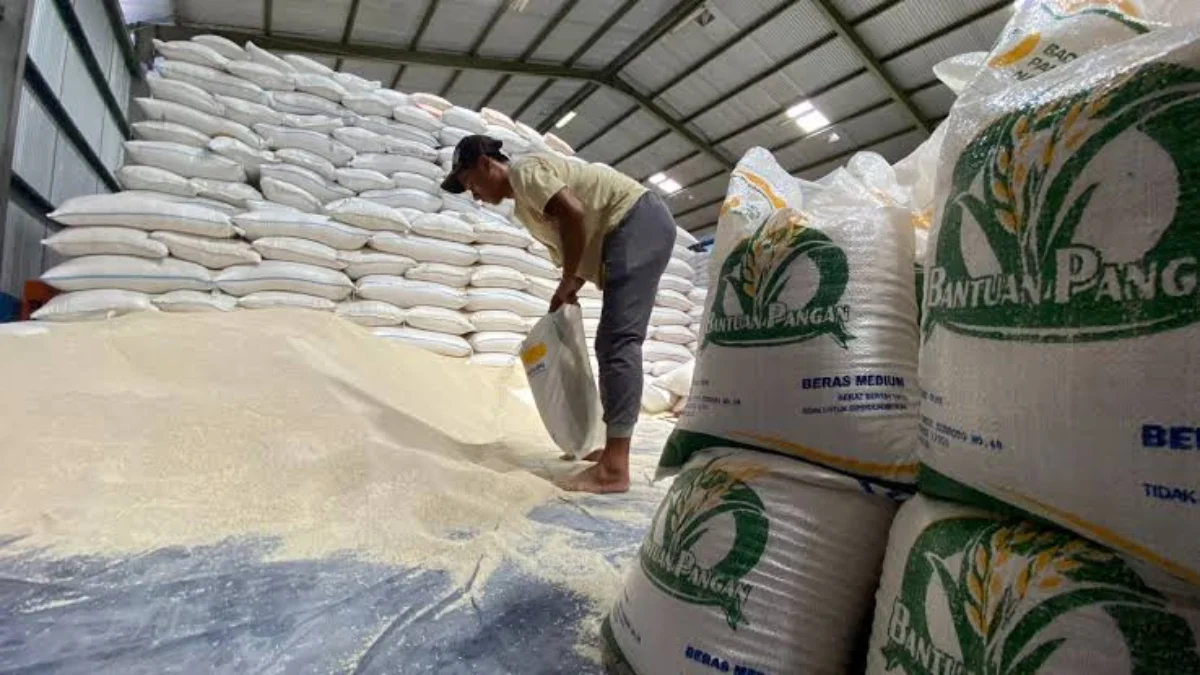 Pegawai Perum Bulog di Gudang Bulog Ciamis saat mengemas beras untuk bantuan pangan belum lama ini. Setok beras dari Bulog untuk Kota Banjar terus menipis. (Cecep Herdi/Jabar Ekspres)