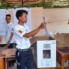 Proses perhitungan suara Pemilu 2024 di TPS kawasan Desa Cibiru Wetan, Kabupaten Bandung. (Pandu Muslim/Jabar Ekspres)