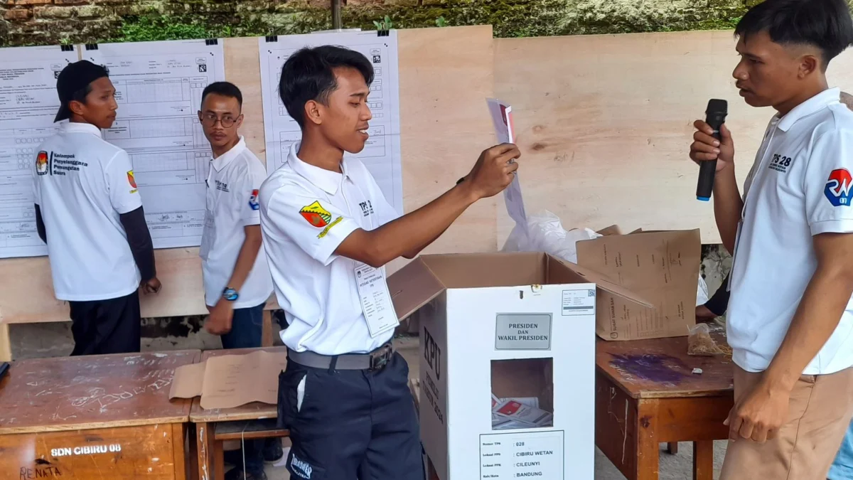 Proses perhitungan suara Pemilu 2024 di TPS kawasan Desa Cibiru Wetan, Kabupaten Bandung. (Pandu Muslim/Jabar Ekspres)