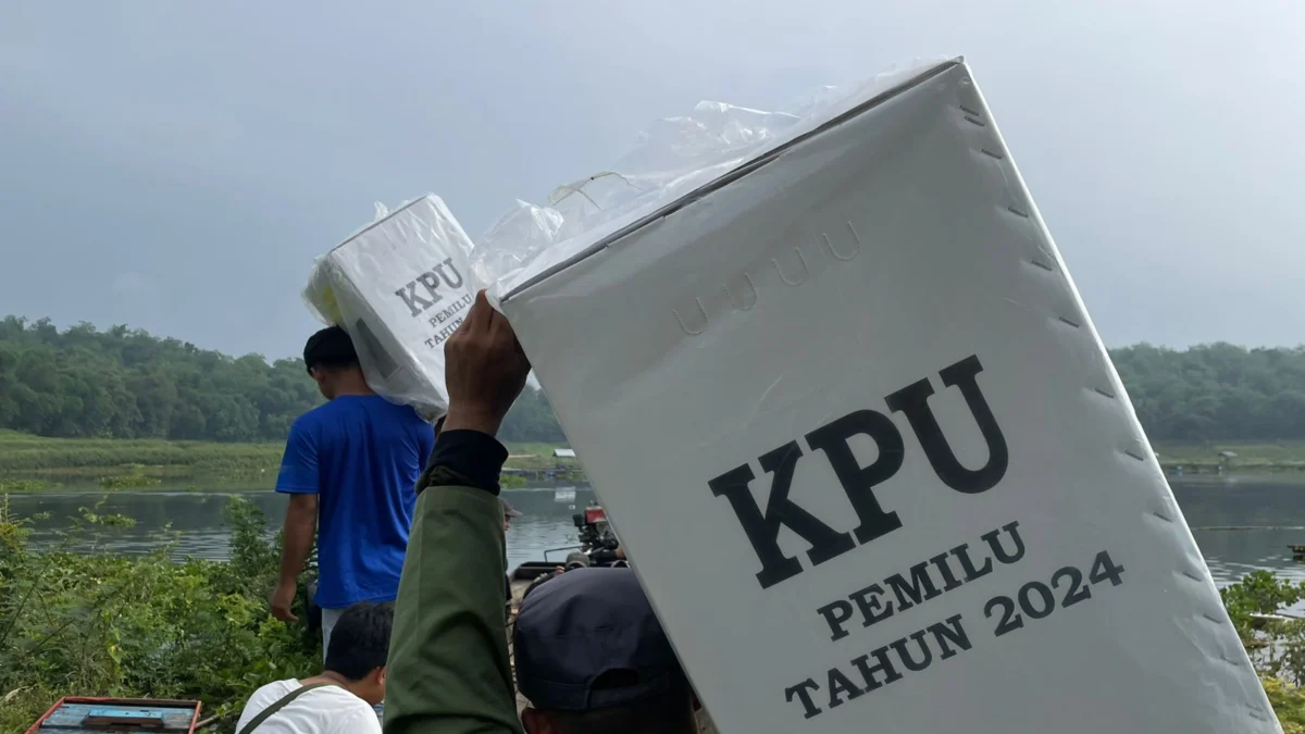 Petugas penyelenggara Pemilu 2024 membawa logistik usai pencoblosan dari daerah terpencil di Bandung Barat. Senin (19/2). Foto Jabarekspres