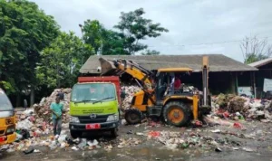 tumpukan sampah yang belum terangkut secara maksimal di sejumlah Tempat Pembuangan Sampah Sementara.