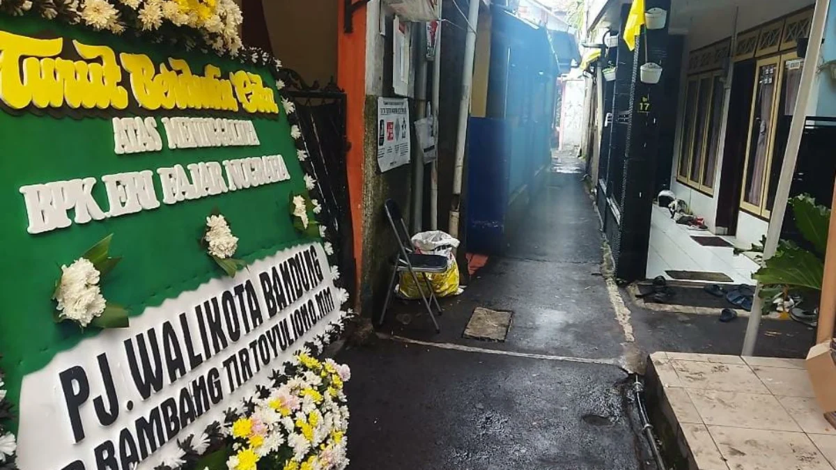 Jumlah Petugas KPPS Meninggal Dunia di Kota Bandung Bertambah, 5 Orang Masih Dirawat Karangan bunga terpajang di halaman depan rumah duka seorang petugas KPPS, Eri Fajar Nugraha yang meninggal dunia pasca Pemilu 2024. (Nizar/Jabar Ekspres)