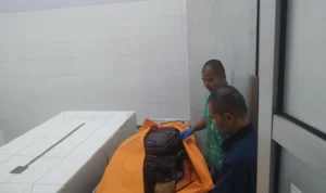 petugas Forensik RSUD R. Syamsudin, SH. saat memperlihatkan kerangka manusia yang terbungkus. Riki/Jabar Ekspres.