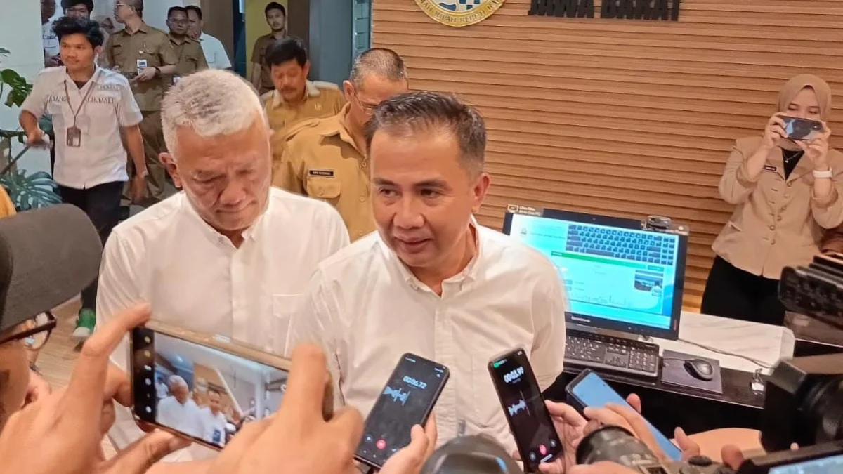 4 Orang Jadi Tersangka Dugaan Korupsi Kredit BPR Intan Jabar, Begini Tanggapan Pj Gubernur Dok. Pj Gubernur Jabar, Bey Triadi Machmudin (tengah). Senin (19/2). Foto. Sandi Nugraha.