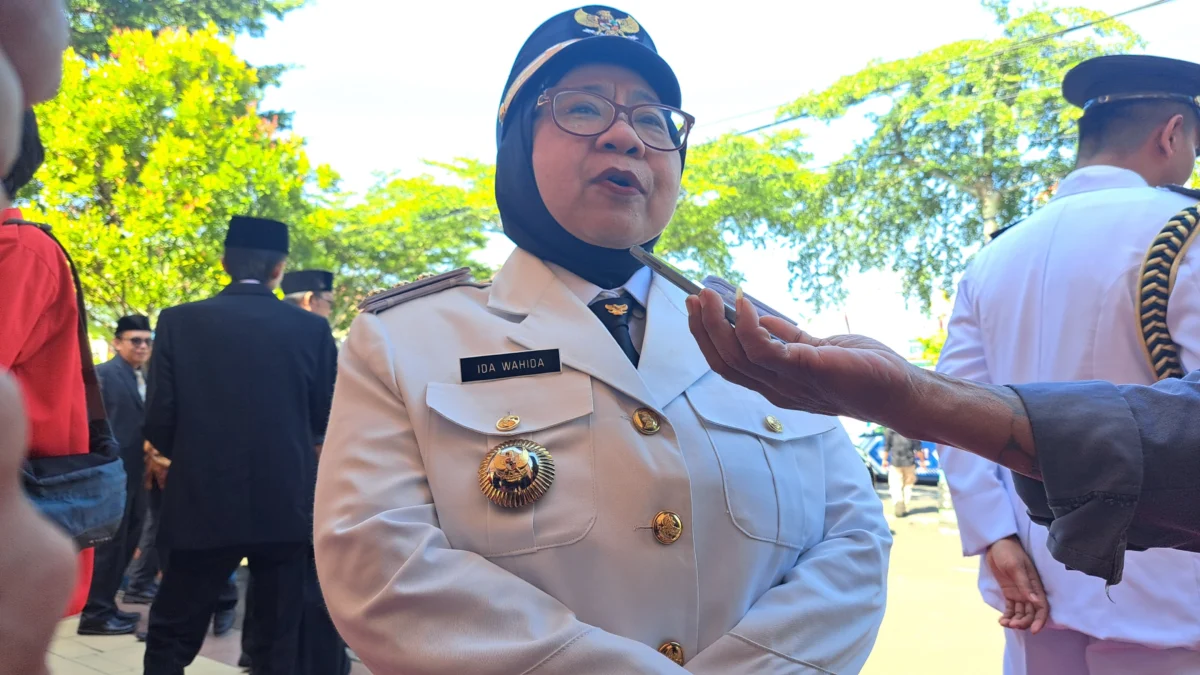 Pj Wali Kota Banjar Hj Ida Wahida Hidayati saat diwawancara usai upacara peringatan HUT ke 21 Kota Banjar di Lapang Bhakti Kota Banjar, 20 Februari 2024. (Cecep Herdi/Jabar Ekspres)