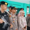 Kawal Ketat Surat Suara Pemilu, Polresta Bandung Bakal Tembak di Tempat Jika Ada Pengacau Polresta Bandung Kawal Ketat Pengiriman Surat Suara dari TPS ke PPK Dengan Siapkan Personil Bersenjata. Foto Dok Humas Polresta Bandung