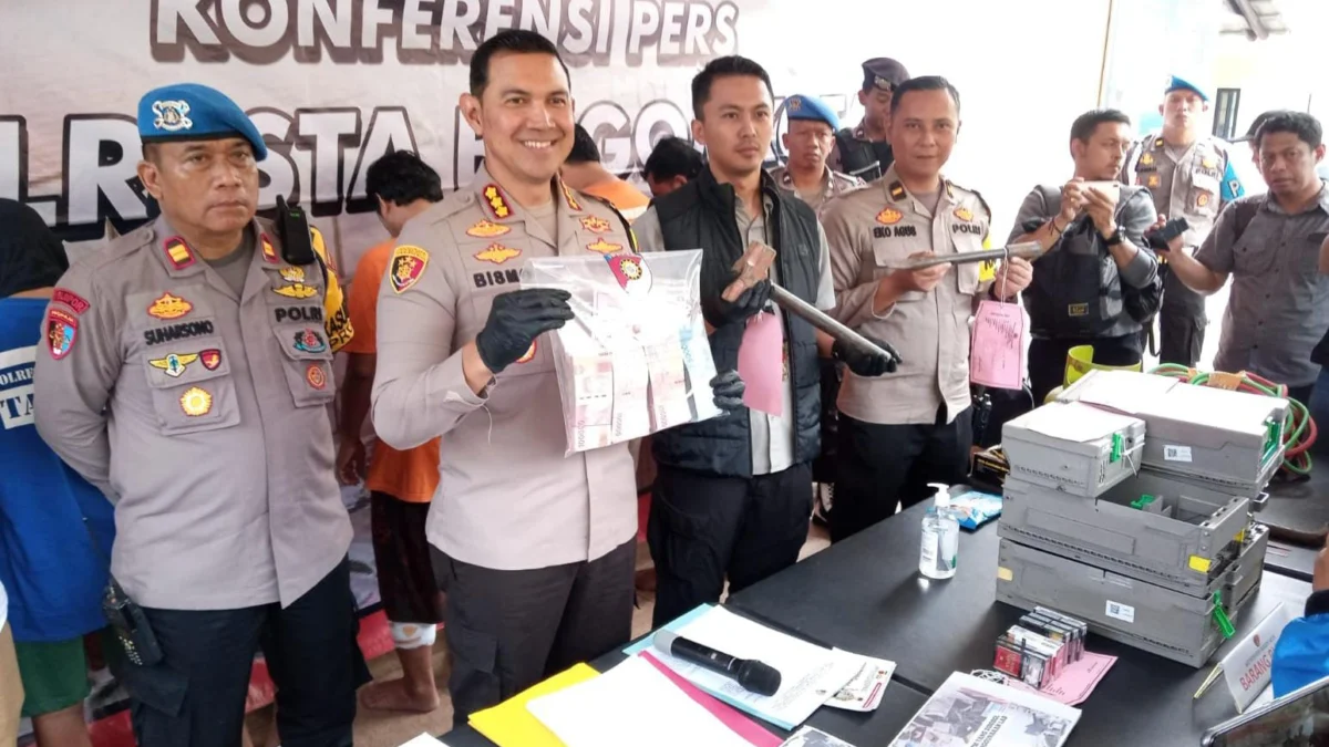 Kapolresta Bogor Kota, Kombes Pol Bismo Teguh Prakoso didampingi Kasatreskrim Polresta Bogor Kota, Kompol Olot Gigantara menunjukkan sejumlah barang bukti kasus pembobolan mesin ATM, Rabu (21/2). (Yudha Prananda / Jabar Ekspres)