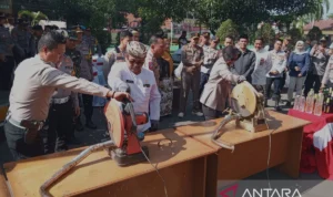 Bupati Cirebon Imron (tengah kiri) dan Kapolresta Cirebon Kombes Pol Sumarni (kerudung hitam kanan) saat memusnahkan barang bukti knalpot bising hasil razia di Cirebon, Jawa Barat, Kamis (1/2/2024). ANTARA/Fathnur Rohman.