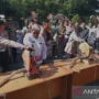 Bupati Cirebon Imron (tengah kiri) dan Kapolresta Cirebon Kombes Pol Sumarni (kerudung hitam kanan) saat memusnahkan barang bukti knalpot bising hasil razia di Cirebon, Jawa Barat, Kamis (1/2/2024). ANTARA/Fathnur Rohman.