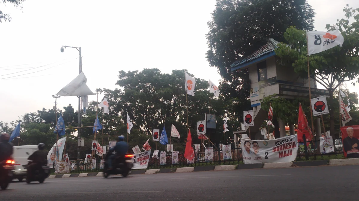 Potret Alat Peraga Kampanye terpampang di Bundaran Cibiru/ Foto: Yanuar Baswata/Jabar Ekspres/