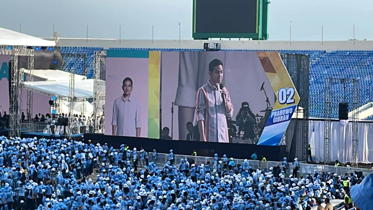 Calon Wakil Presiden Nomor urut 2 Gibran Rakabuming Raka saat menyambut ribuan relawan dalam acara Konser Kopi Pagi bertajuk "Selangkah Menuju Kemenangan" di Stadion Si Jalak Harupat, Kabupaten Bandung, Jumat (9/2/2024). Foto Agi Jabar Ekspres
