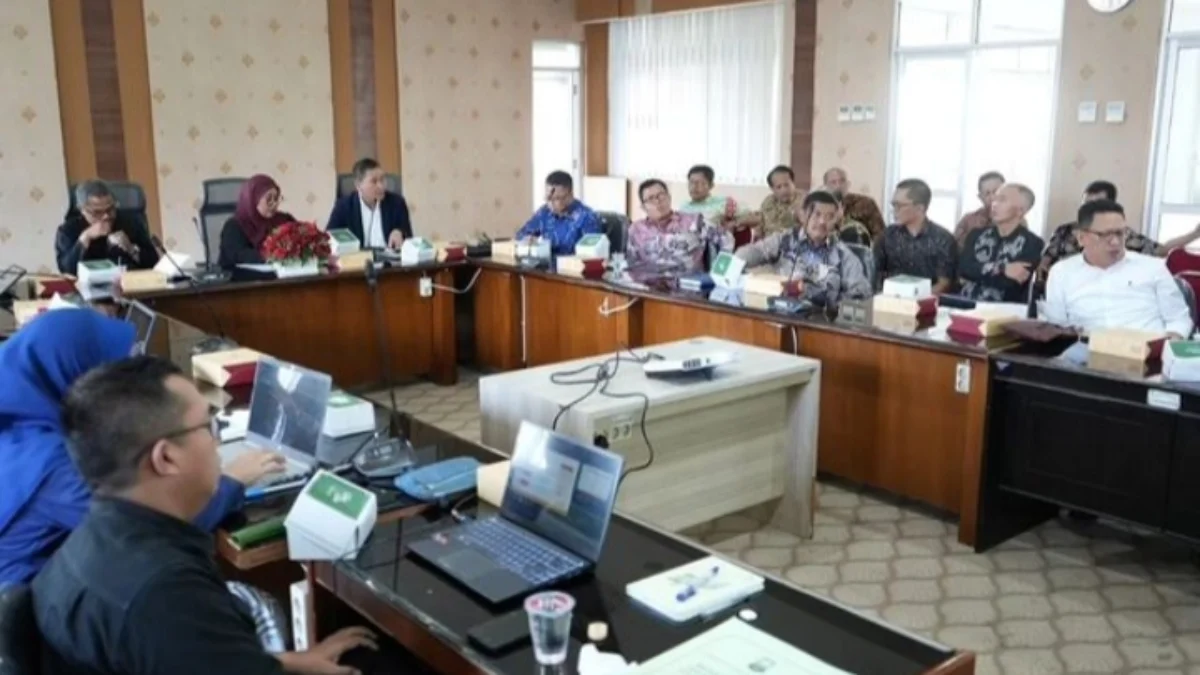 Ilustrasi Rapat Evaluasi Biro BIA dengan sejumlah perwakilan BUMD terkait rencana merger.
