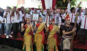 TKN Prabowo-Gibran Optimis Dapat Lakukan Lompatan Besar untuk Indonesia Maju Usai Didukung Masyarakat Batak Pasangan calon nomor urut 02,Prabowo Subianto dan Gibran Rakabuming Raka kembali menerima deklarasi dukungan dari relawan Horas Bangso Batak (HBB). -Istimewa -