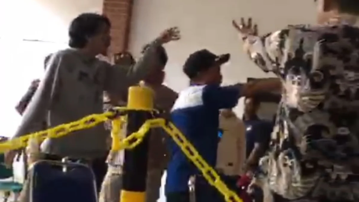 Sidang Pleno Perhitungan Suara Pemilu di Tajurhalang, Kabupaten Bogor ricuh akibat adanya dugaan kecurangan, Jumat (23/2).
