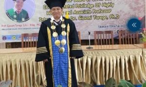 Pedagang Asongan yang Jadi Profesor