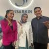 dr. Sona Sulistyo, M. Biomed, CEO-Owner Sensaskin Beauty and Skin Center (Tengah); Fardi N. Annafi, ME., Komisaris-Owner (Kanan) dan Shinta Bachir (Kiri)