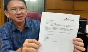 Nyatakan Dukungan Terhadap Ganjar-Mahfud, Ahok Mundur dari Komisaris Utama Pertamina Poret Ahok memperlihatkan surat pengunduran dirinya dari Pertamina/ Foto: Instagram @basukibtp/