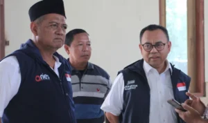 Wakil Kapten Timnas AMIN, Sudirman Said (kanan), dalam kegiatan di Kabupaten Kebumen, Jawa Tengah, Rabu (7/2/2024). (ANTARA/HO-Timnas AMIN)