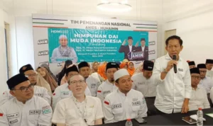 Anggota Dewan Pakar Timnas AMIN, Supomo (kanan), dalam kegiatan deklarasi dukungan dari Himpunan Dai Muda Indonesia di Markas Pemenangan Timnas AMIN di Jakarta, Rabu (7/2/2024). ANTARA/Donny Aditra.