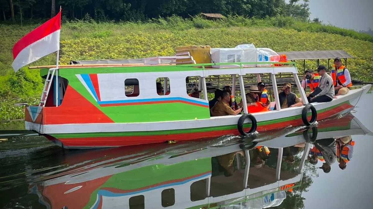Perahu yang dipakai warga Kampung Cijuhung jika ingin ke pusat kota Kecamatan Cipeundeuy, Bandung Barat. Selasa (27/2). Foto Jabarekspres/wit