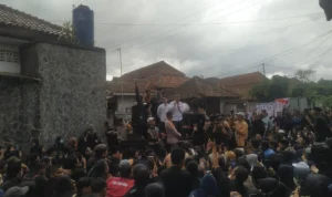 Ribuan guru honorer yang tergabung dalam FPHI Korda Kabupaten Sukabumi menggeruduk Kantor BKPSDM Kabupaten Sukabumi, Rabu 31 Januari 2024.