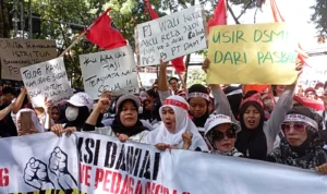 Dok. Ribuan Pedagang Pasar Baru Bandung saat gelar aksi di depan kantor Wali Kota. Kamis (1/2). Foto. Sandi Nugraha.
