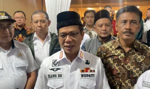 Bupati Bandung Dadang Supriatna saat memberikan keterangan di Komplek Cibiru Asri, Kecamatan Cileunyi, Kabupaten Bandung. Foto Agi Jabar Ekspres