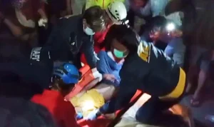 Detik-detik petugas INAFIS Polresta Bogor Kota saat mengevakuasi korban yang tertabrak KRL Commuter Line di Underpass Jalan Sholis, Kota Bogor.