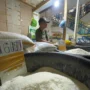 Ujang Daryana (63), pedagang beras di pasar tradisional Tagog Padalarang, Kabupaten Bandung Barat. Kamis (1/2). Foto wit/Jabarekspres