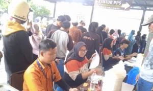 Doc. Antrean Warga Kelurahan Utama Terima Bantuan Pangan Pemerintah (mong)