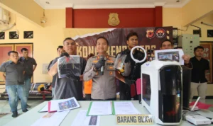 Promosikan Judi Online, 3 Orang di Sukabumi Diciduk Polisi Kapolres Sukabumi AKBP Tony Prasetyo (tengah) saat menunjukkan barang bukti.