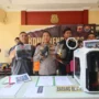 Kapolres Sukabumi AKBP Tony Prasetyo (tengah) saat menunjukkan barang bukti.