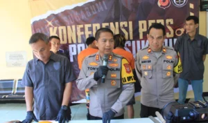 Kapolres Sukabumi AKBP Tony Prasetyo (tengah), Kasat Reskrim AKP Ali Jupri (Kiri), Kasi Humas Iptu Aah SR (kanan). Dok Humas Polres Sukabumi.