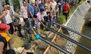 Tebar benih ikan. Foto : Sandika Fadilah/Jabarekspres.com