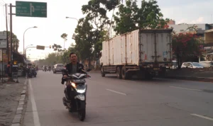 Pengendara motor tengah melawan arus di Jalan Raya Garut-Bandung, Kecamatan Rancaekek, Kabupaten Bandung. (Yanuar/Jabar Ekspres)