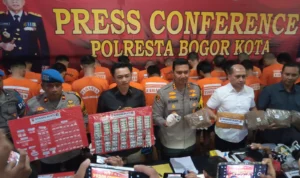 Kapolresta Bogor Kota, Kombes Pol Bismo Teguh Prakoso beserta jajaran saat menunjukkan sejumlah barang bukti narkotika beragam jenis, Kamis (1/2) Petang. (Yudha Prananda / Jabar Ekspres)