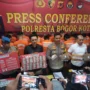 Kapolresta Bogor Kota, Kombes Pol Bismo Teguh Prakoso beserta jajaran saat menunjukkan sejumlah barang bukti narkotika beragam jenis, Kamis (1/2) Petang. (Yudha Prananda / Jabar Ekspres)