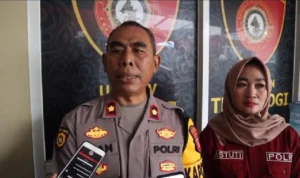 Masih Jadi Misteri! Penemuan Tulang Belulang Manusia di Sukabumi Terus Didalami Polisi Kapolsek Baros, Kompol Iman Prayitno, didampingi Kasi Humas Polres Sukabumi Kota, Iptu Astuti S saat diwawancarai oleh awak media, Jumat (2/2).