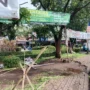 Kondisi Bunderan Cibiru, Kota Bandung yang dipenuhi APK rusak.