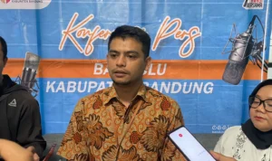 Bawaslu Kabupaten Bandung Lakukan Penertiban APK, Minta KPU Lebih Tegas Perapian APK: Ketua Bawaslu Kabupaten Bandung, Kahpiana saat memberikan keterangan di kantor Bawaslu, Soreang, Kabupaten Bandung.