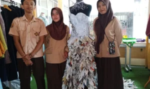 Doc. Karya Inovatif dari 3 Siswa SMKN 3 Cimahi, Ciptakan Gaun Unik dari Bahan Daur Ulang (mong)