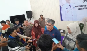 SAMPAH: Pj Wali Kota Cimahi saat Ditemui Awak Media dalam Kegiatan Penyaluran Bantuan Cadangan Pangan Kota Cimahi.