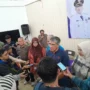 SAMPAH: Pj Wali Kota Cimahi saat Ditemui Awak Media dalam Kegiatan Penyaluran Bantuan Cadangan Pangan Kota Cimahi.