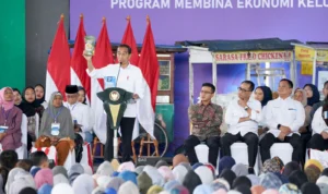 Jokowi Berharap Debat Kelima Lebih Substansial dan Tidak Menyerang Personal Presiden Jokowi saat memberikan sambutan dalam kunjungan kerjanya ke acara PNM di Soreang, Kabupaten Bandung, Sabtu (3/2/2024).