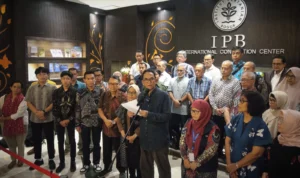 Forum Keluarga Besar IPB dipimpin perwakilan Guru Besar IPB, Prof Hariadi Kartodihardjo saat menyampaikan seruan untuk Demokrasi Bermartabat.